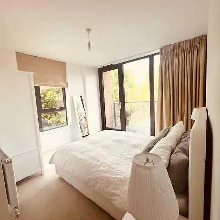 Spacious And Luxury 2 Bed 2 Bath Just 5 Minutes Walk From The Underground